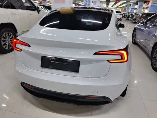 Tesla Model 3 — Фото автомобиля 3