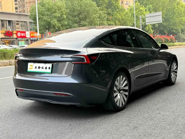 Tesla Model 3 — Фото автомобиля 10
