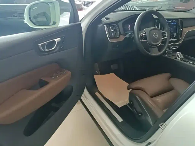 Volvo XC60 — Фото автомобиля 15