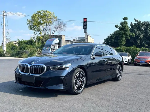 Фотография автомобиля — BMW 5 Series