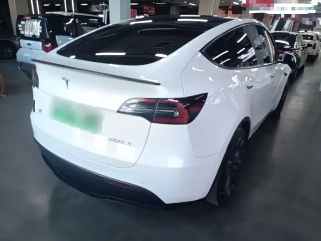 Tesla Model Y — Фото автомобиля 6