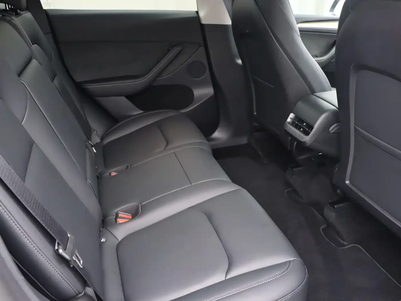 Tesla Model Y 2022 Facelift Rear-Wheel Drive Version — Фото автомобиля 12