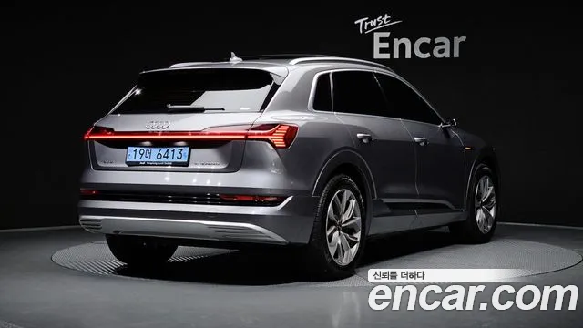 Фотография автомобиля — Audi e-tron