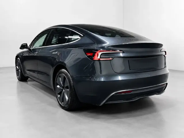 Tesla Model 3 — Фото автомобиля 9