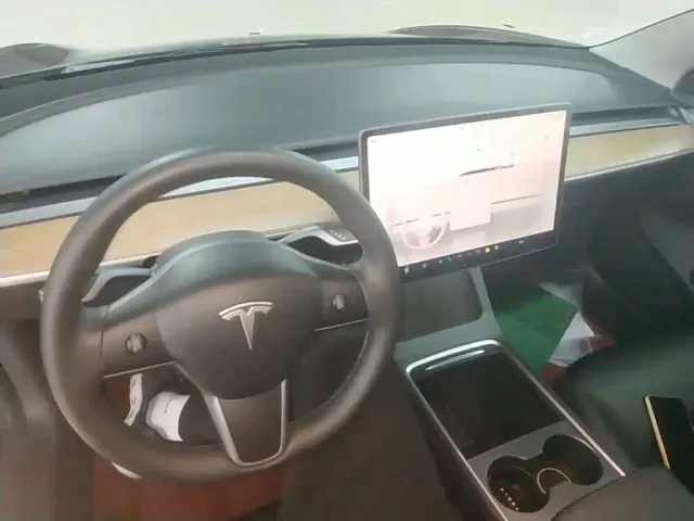 Tesla Model 3 — Фото автомобиля 9