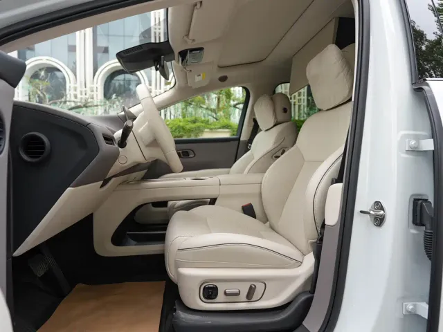 Li Auto i8 — Фото автомобиля 13