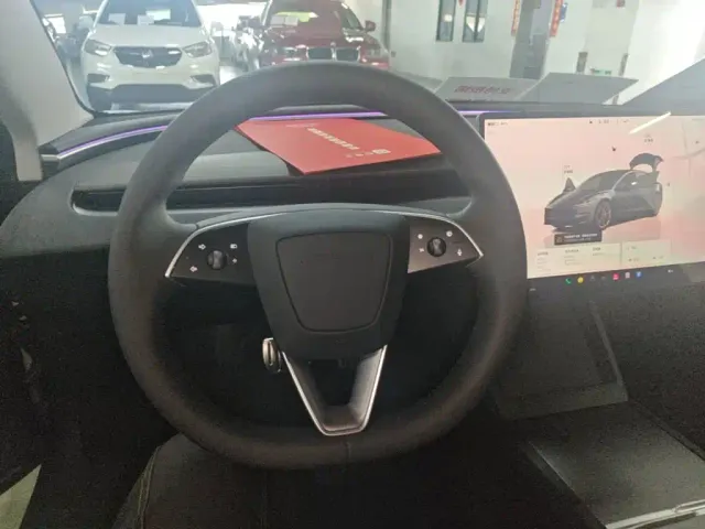Tesla Model 3 — Фото автомобиля 11