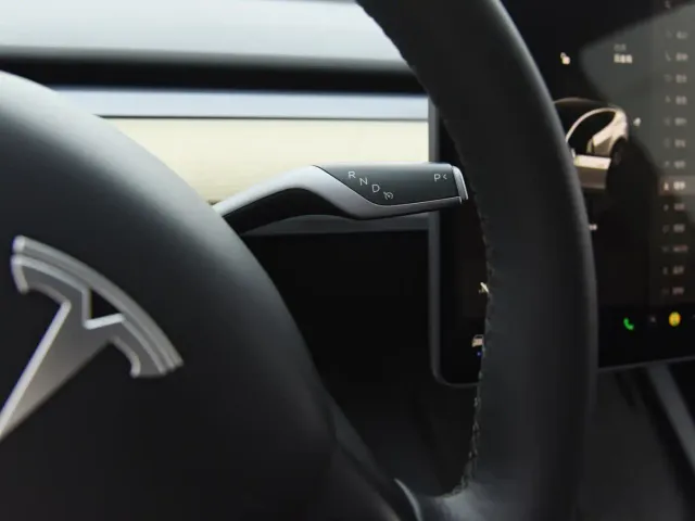 Tesla Model Y — Фото автомобиля 8