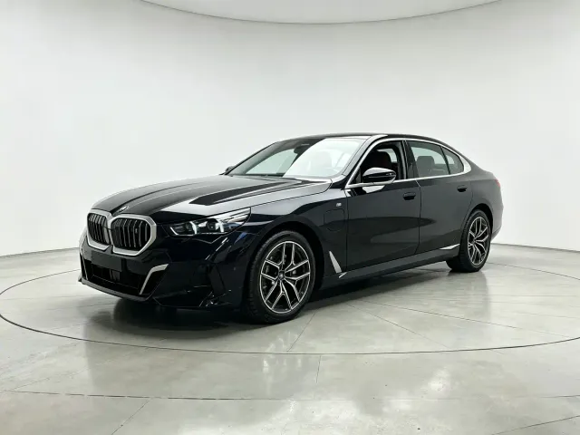 Фотография автомобиля — BMW i5