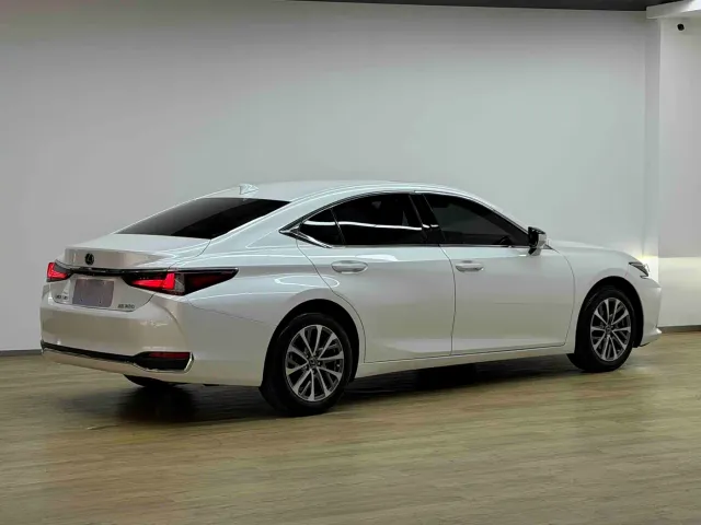 Lexus ES — Фото автомобиля 28