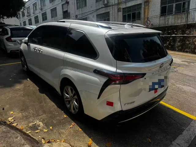 Toyota Sienna — Фото автомобиля 4