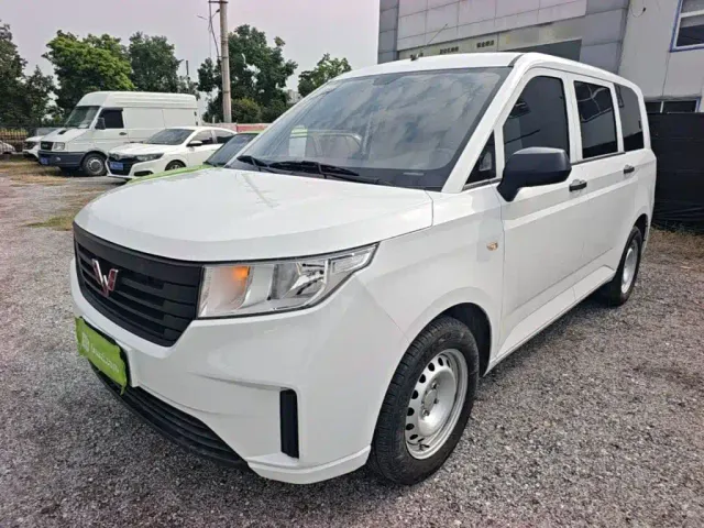 Фотография автомобиля — Wuling Hongguang Plus