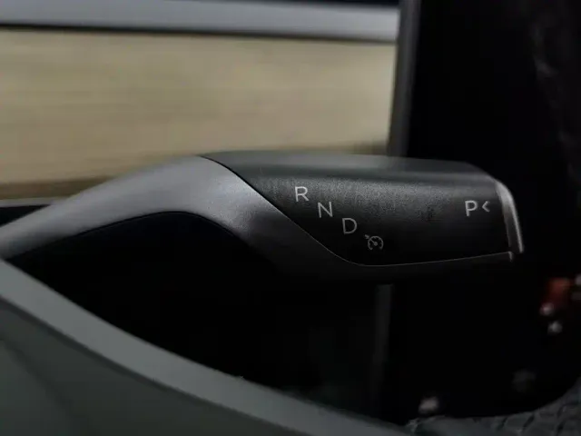 Tesla Model Y — Фото автомобиля 13