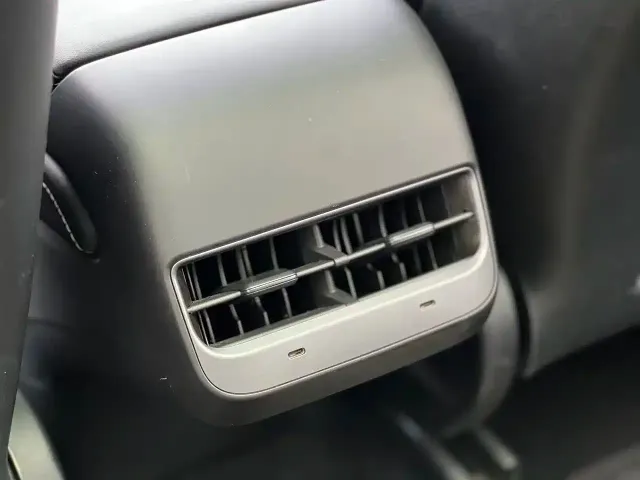 Tesla Model Y — Фото автомобиля 18