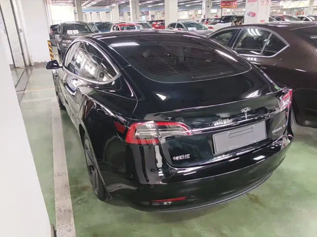 Tesla Model 3 — Фото автомобиля 4