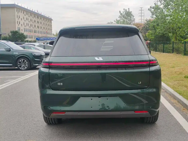 Li Auto L8 — Фото автомобиля 10