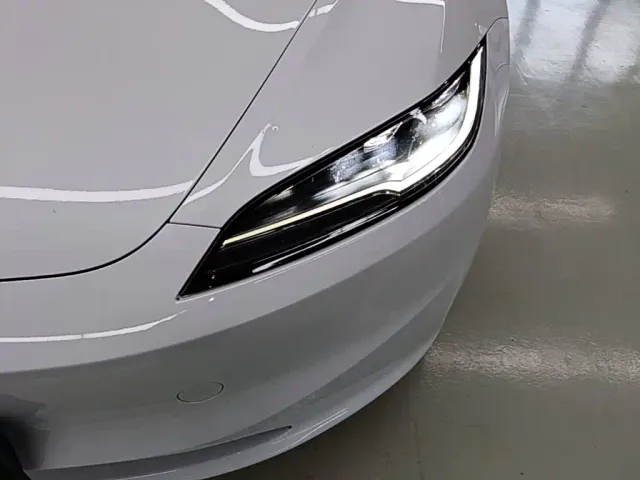 Tesla Model 3 — Фото автомобиля 23