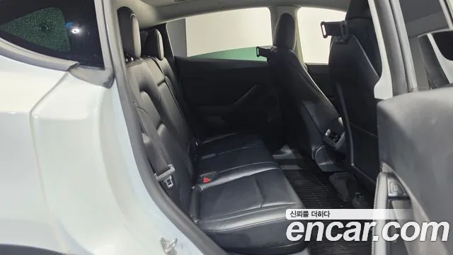 Tesla Model Y — Фото автомобиля 11