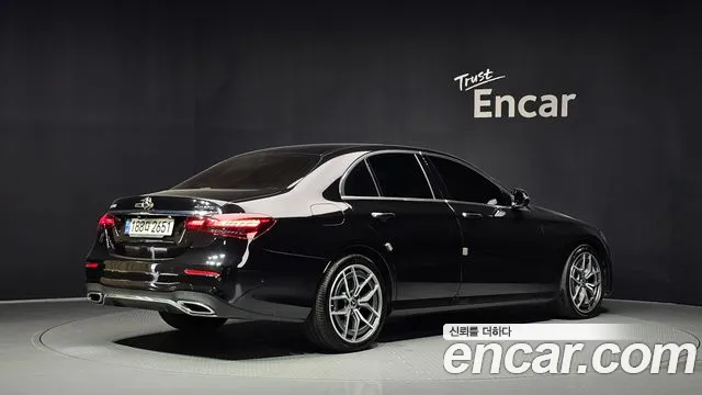 Фотография автомобиля — Mercedes-Benz E-Class