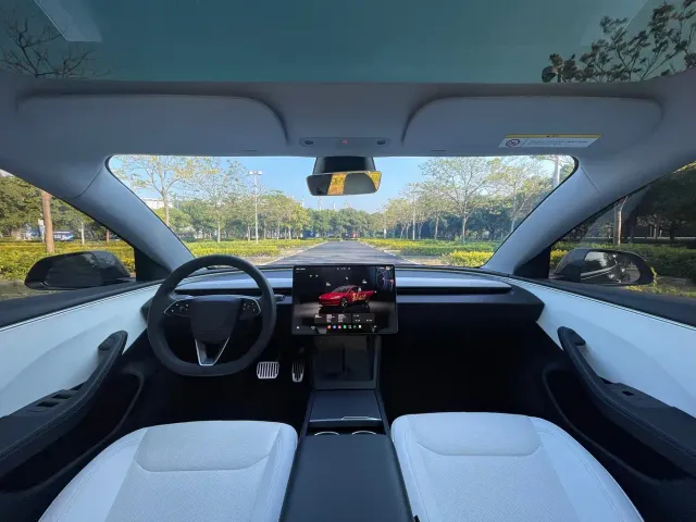 Tesla Model 3 — Фото автомобиля 6