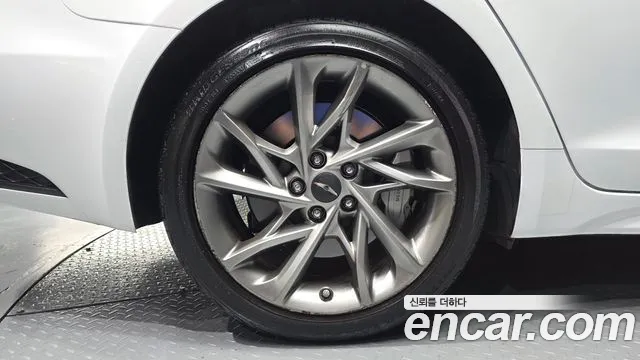 Genesis G70 Новый G70 Бензин 2.5T 4WD — Фото автомобиля 4