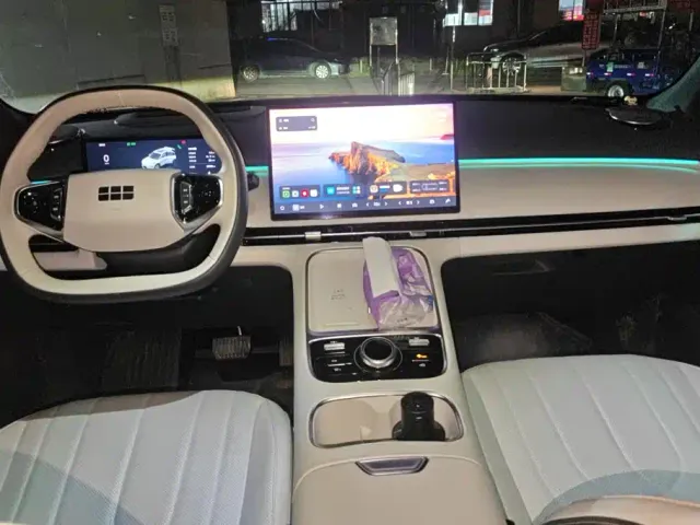 Geely Galaxy Starship 7 EM-i — Фото автомобиля 12
