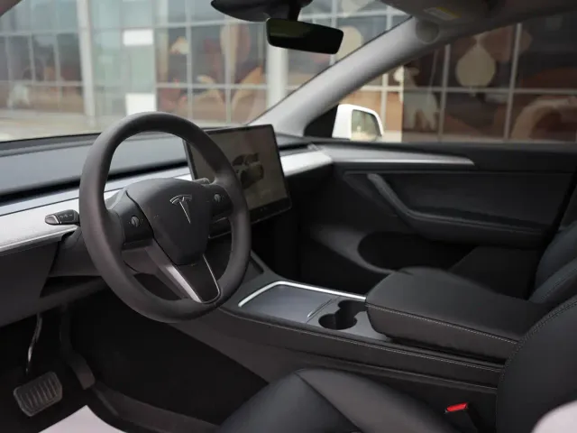 Tesla Model Y — Фото автомобиля 14