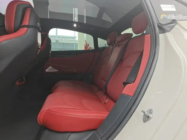 Xiaomi SU7 — Фото автомобиля 16