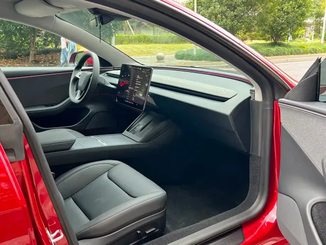 Tesla Model 3 — Фото автомобиля 17