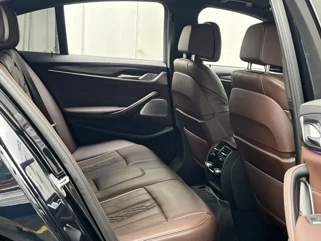 BMW 5 Series — Фото автомобиля 11