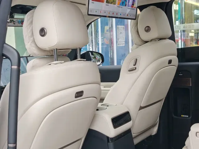 Li Auto MEGA — Фото автомобиля 13