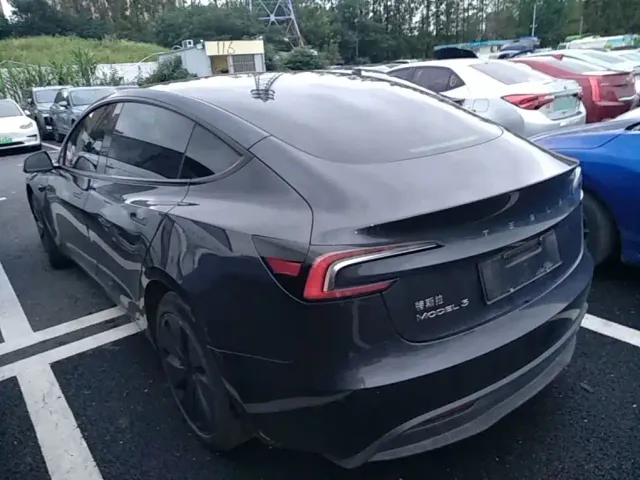 Tesla Model 3 — Фото автомобиля 4