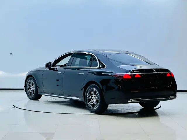 Mercedes-Benz E-Class — Фото автомобиля 2