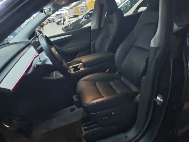 Tesla Model Y — Фото автомобиля 14
