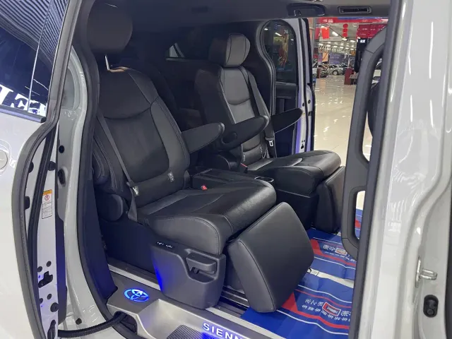 Toyota Sienna — Фото автомобиля 9