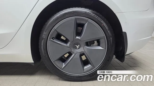 Tesla Model 3 — Фото автомобиля 5