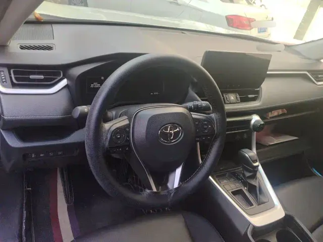 Toyota RAV4 — Фото автомобиля 12
