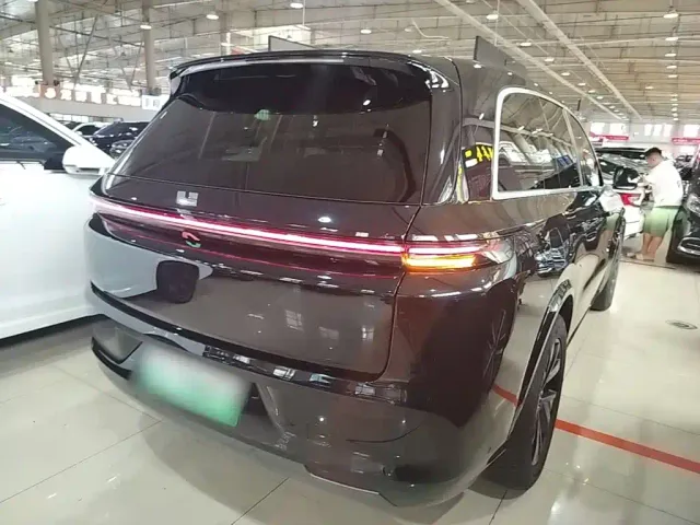 Li Auto L8 — Фото автомобиля 6