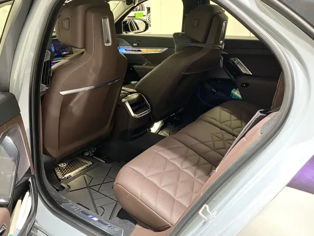 BMW i7 — Фото автомобиля 10
