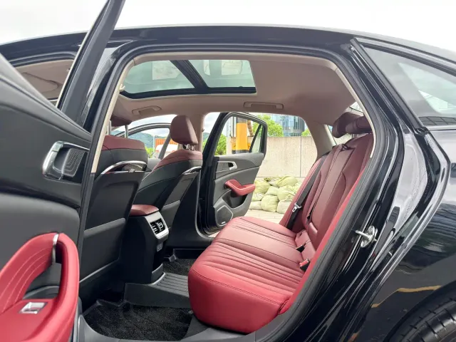 Hongqi H5 — Фото автомобиля 10