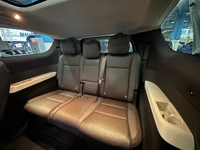 Li Auto MEGA — Фото автомобиля 11