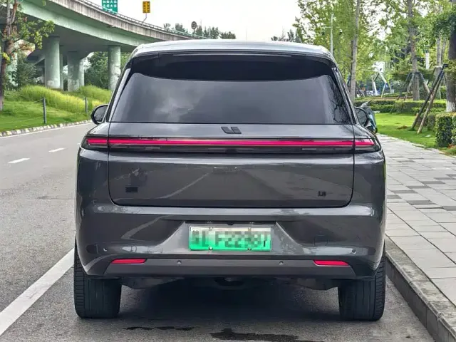 Li Auto L8 — Фото автомобиля 9