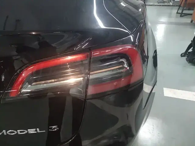 Tesla Model 3 — Фото автомобиля 7