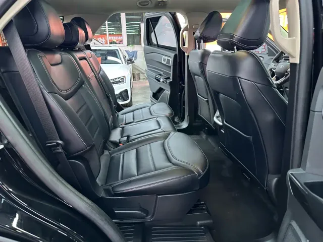 Ford Explorer — Фото автомобиля 10