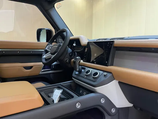 Land Rover Defender — Фото автомобиля 12