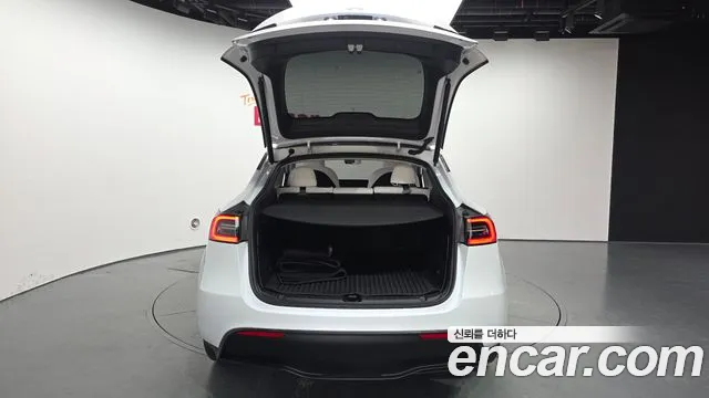 Tesla Model Y — Фото автомобиля 8
