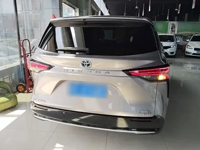 Toyota Sienna — Фото автомобиля 5