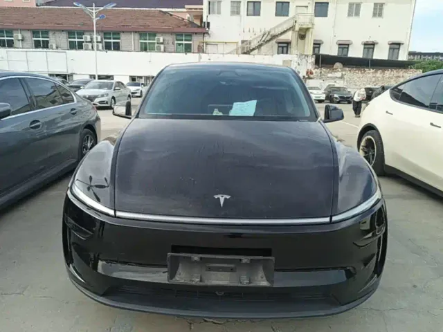 Tesla Model Y — Фото автомобиля 2