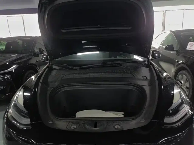 Tesla Model Y — Фото автомобиля 15