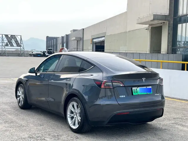 Tesla Model Y — Фото автомобиля 5